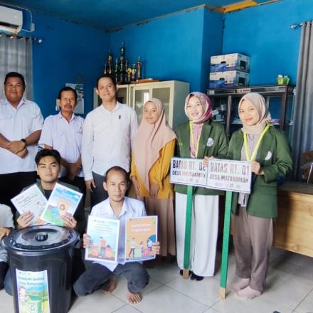 KKN Borneo Lestari Bersama Pemerintah Desa Mataraman, Mebagikan Tempat sampah di fasilitas umum dan 